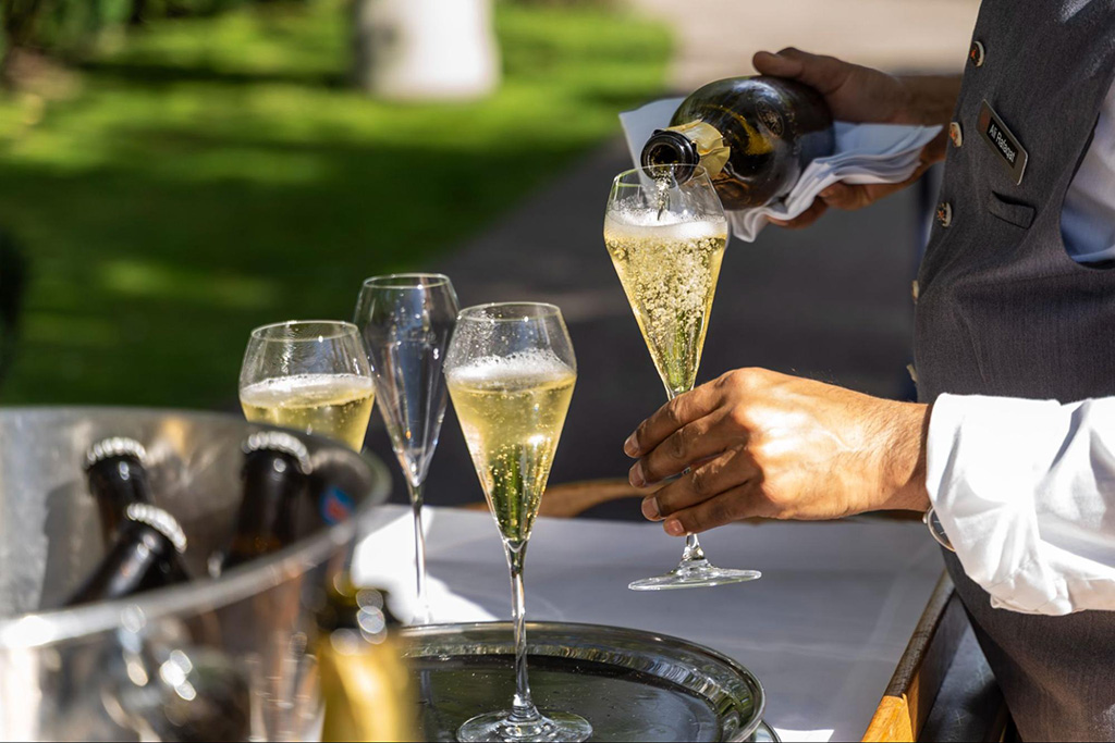 The perfect way to wrap up a day of strategy and teamwork with some bubbles and a photoshoot in beautiful scenery!